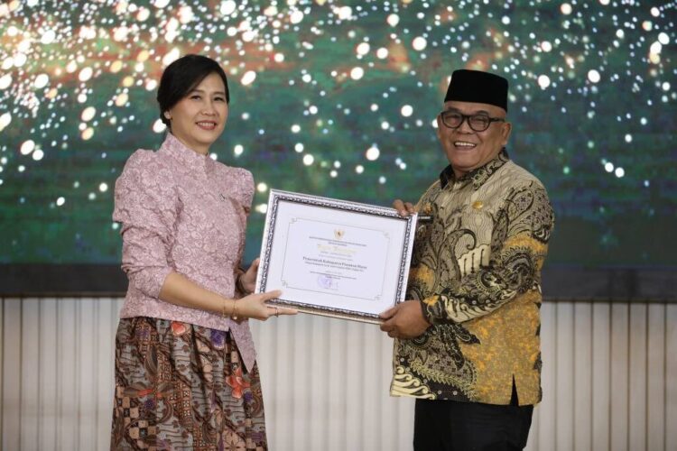 Kategori Nindya Kabupaten Layak Anak 2025, Pasaman Barat Raih Penghargaan Nasional 1 SERAHKAN PENGHARGAAN— Wakil Menteri Pemberdayaan Perempuan dan Perlindungan Anak (PPPA), Veronica Tan serahkan penghargaan kepada Bupati Pasaman Barat Yulianto.
