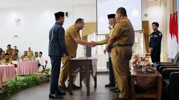 Wako dan Ketua DPRD Pariaman Hadiri Rakor Penerapan SPM 1 RAKOR PENERAPAN SPM— Wali Kota Pariaman Yota Balad dan Ketua DPRD Kota Pariaman, Muhajir Muslim saat bersamalam dengan Gubernur Mahyeldi saat menghadiri Rakor Penerapan SPM di Auditorium Gubernuran.