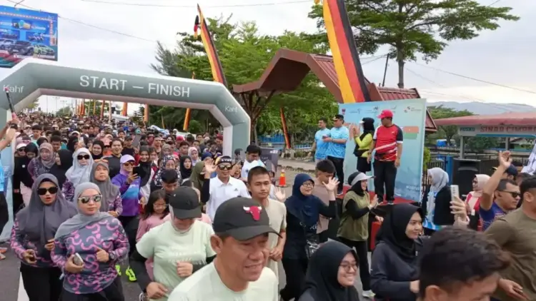 Ribuan Peserta Meriahkan Fun Run HJK Padang ke-356 1 FUN RUN— Sekitar 1.000 pelari dari pelajar, komunitas olahraga, dan masyarakat umum termasuk anak-anak memadati garis start Fun Run HJK Padang ke-356 di kawasan Pantai Padang, Minggu (3/8) pagi. Acara ini dilepas Wakil Wali Kota Padang Maigus Nasir.