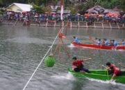 Hujan Deras, Penonton Final Selaju Sampan Tetap Semangat