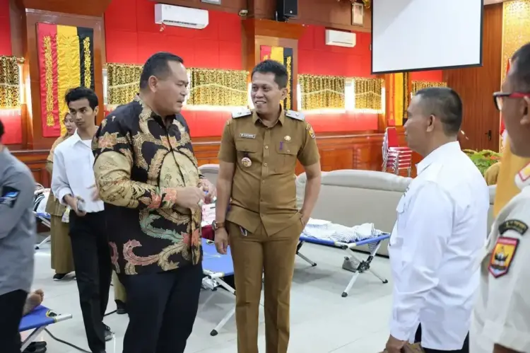Donor Darah Tiga Kali Setahun, Rumah Sakit Masih Kekurangan Darah 1 DONOR DARAH— Wali Kota Pariaman Yota Balad saat melakukan peninjauan langsung pelaksanaan donor darah.