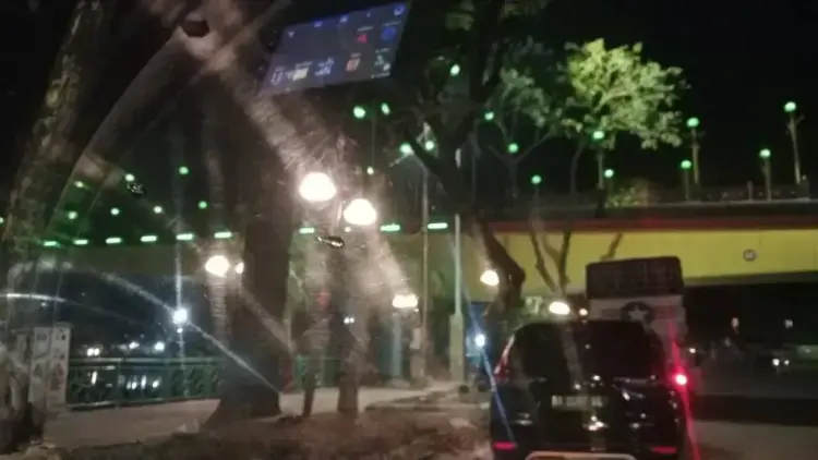 Dishub Pasang Lampu Ulir Hias, Perayaan HJK ke-356, Padang Makin Terang Benderang 1 PEMASANGAN LAMPU HIAS— Dishub Kota Padang memasang sejumlah lampu ulis hias dan melakukan perbaikan lampu jalan di sejumlah kawasan, seperti di sepanjang Batang Arau, bagian bawah dan atas Jembatan Siti Nurbaya, di fasilitas umum kawasan Gunung Padang, pedestrian di Jalan M. Yamin, Permindo, Nipah, hingga ke dekat Masjid Al Hakim Pantai Padang.