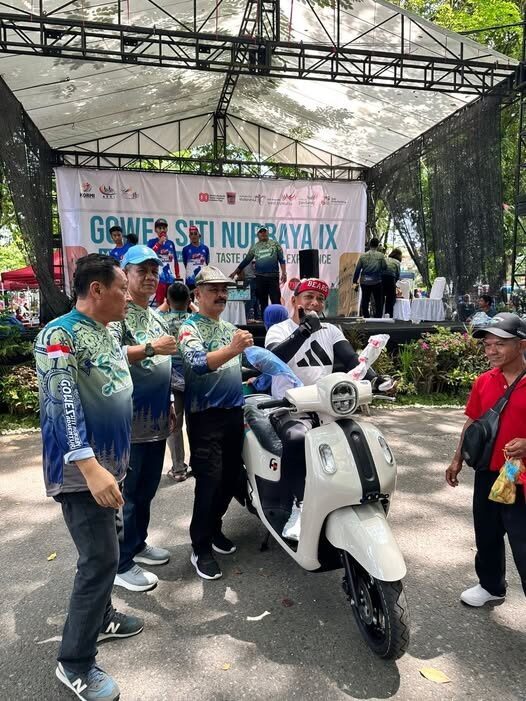 Ari dari Bukittinggi Raih Hadiah Utama Motor di Gowes Siti Nurbaya 1 HADIAH UTAMA DOORPRIZE— Ari, peserta Gowes Siti Nurbaya asal Bukittinggi, berhasil memenangkan hadiah utama doorprize berupa satu unit sepeda motor, di GOR H. Agus Salim, Minggu (10/8). Tahun ini, Gowea Siti Nurbaya diikuti 30.000 peserta dari berbagai daerah.