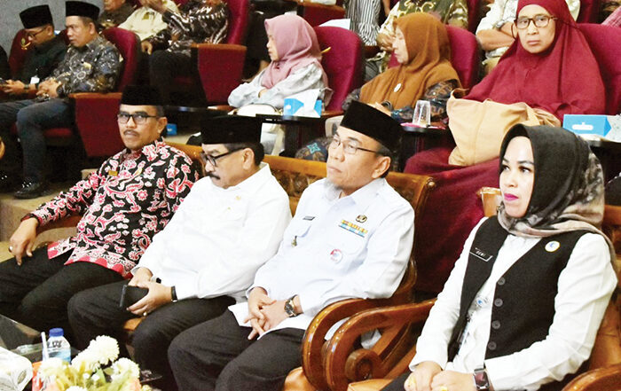 WUJUDKAN MASYARAKAT SADAR HAM— Wakil Wali Kota Padang, Maigus Nasir dan anggota Komisi XIII DPR RI, M. Sadiq Pasadigoe, menghadiri kegiatan Implementasi P5HAM Provinsi Sumbar, di Studio Hasnawi Karim, Asrama Haji Kota Padang, Rabu (20/8).