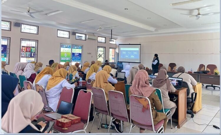 PAPARAN— Kepala Dinas Kesehatan (Kadiskes) Kota Solok, Elvi Rosanti, saat berikan paparan  pentingnya validasi data untuk meningkatkan keandalan perencanaan dan pengambilan keputusan.