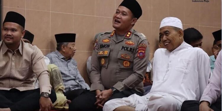 CURHAT—
Kapolres Sawahlunto AKBP Simon Yana Putra, S.I.K.,M.H saat melaksanakan kegiatan Jumat Curhat guna mendengarkan keluhan dan aspirasi masyarakat terkait situasi Kamtibmas, Jumat (22/8).