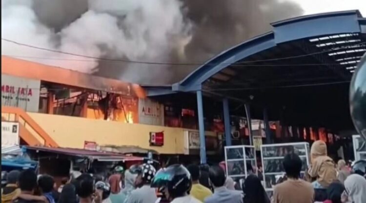 Penyebab Kebakaran Pasar Payakumbuh Masih Diselidiki 1 PENYELIDIKAN— Kobaran api yang menghauskan kawasan Pusat Pertokoan Pasar Payakumbuh Blok Barat pada Selasa (26/8) subuh lalu masih dalam penyeldikan pihak yang berwajib.