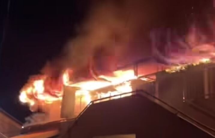 Pasar Silungkang Membara, 10 Unit Petak Bangunan Hangus Terbakar 1 MEMBARA— Api membara meluluhlantakan 10 petak bangunan semi permanen
di Pasar Silungkang, Sabtu dini hari (9/8).