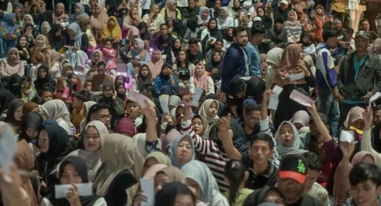 Pemkab Solsel Apresiasi KKN USR ke-9 Unbrah Padang 1 MALAM RAMAH TAMAH—Sejumlah mahasiswa KKN Universitas Baiturahmah menghadiri malam seni budaya dan KIM di RTH Solok Selatan, Sangir, Sabtu (23/8) malam.