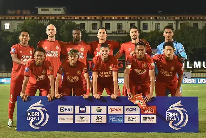 Ujian Berat Berat di Laga Perdana, Semen Padang FC Boyong 22 Pemain Menuju Bandung 1 LAGA BERAT— Semen Padang FC (SPFC) memastikan seluruh persiapan tim telah rampung jelang laga perdana BRI Super League musim 2025/2026 melawan Persib Bandung.
Tim Kabau Sirah akan bertolak ke lokasi pertandingan pada Kamis (7/8) dengan membawa 22 pemain dan 10 ofisial.