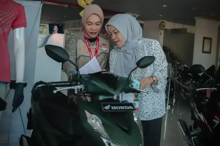 Promo Honda Merdeka di Menara Agung, Beli Honda BeAT Diskon Rp 333 Ribu 1 LAYANI KONSUMEN—Sales marketring PT Menara Agung melayani konsumen yang melakukan pembelian Honda BeAT.