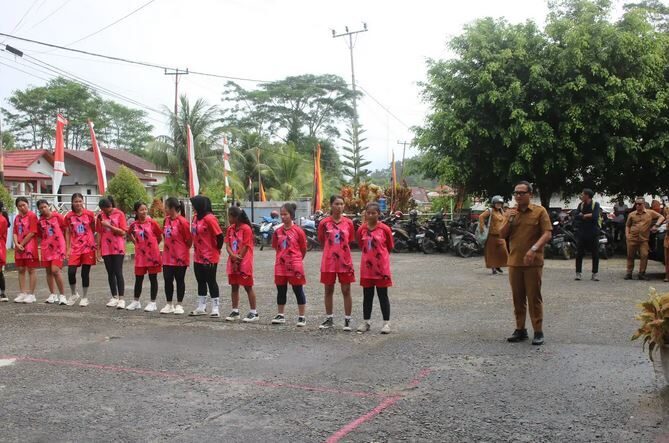 Bupati Mentawai Cup 2025, Disparpora dan PBVSI Mentawai Gelar Turnamen Voli 1 TURNAMEN BOLA VOLI— Bupati Kepulauan Mentawai, Rinto Wardana Sama membuka turnamen bola voli untuk memeriahkan HUT Kemerdekaan RI yang digagas Disparpora, Senin (11/8).
