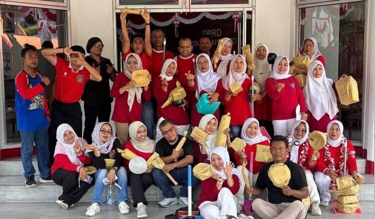Sekretariat DPRD Sawahlunto Meriahkan HUT RI, Jaga Kekompakan, Semangat Sportivitas dan Tingkatkan Kinerja 1 METIAHKAN HUT RIBERSAMA— Sekretaris DPRD Kota Sawahlunto, H. Dedi Syahendri, berfoto bersama usai kegiatan lomba memeriahkan HUT Kemerdekaan RI.