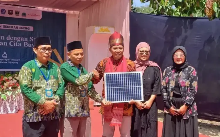 Mosaic-PP Muhammadiyah, Resmikan Panel Surya Masjid Buya Syafii Maarif 1 BERSAMA—Bersama Muslim for Shared Action on Climate Impact (Mosaic) Indonesia bersama Pimpinan Pusat Muhammadiyah meresmikan pemasangan panel surya di Masjid Buya Syafii Maarif, Nagari Sumpur Kudus Selatan, Kabupaten Sijunjung, Sumatera Barat,