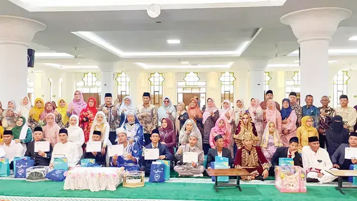 15 Pasangan Nikah Bareng di HJK Padang ke-356 1 NIKAH BARENG— Sebanyak 15 pasangan mengikuti acara “Nikah Bareng se-Kota Padang”, di Masjid Agung Nurul Iman, Kamis (6/8).