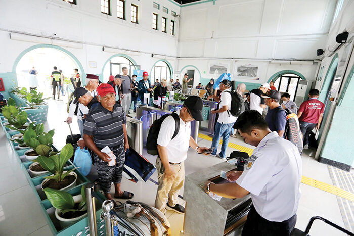 Jelang Libur Panjang HUT ke-80 Republik Indonesia, Tiket Promo Merdeka KAJJ masih Tersedia untuk Pelanggan 1 TIKET—Penumpang saat memperlihatkan tiket kepada petugas PT KAI.