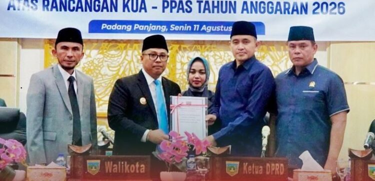 Hendri Arnis Sampaikan Nota Pengantar Rancangan KUA-PPAS TA 2026 1 SERAHKAN NOTA KUA PPAS—Wali Kota Hendri Arnis serahkan Nota Pengantar atas Rancangan Kebijakan Umum Anggaran dan Prioritas Plafon Anggaran Sementara (KUA-PPAS) Tahun Anggaran (TA) 2026 pada Ketua DPRD Imbral.