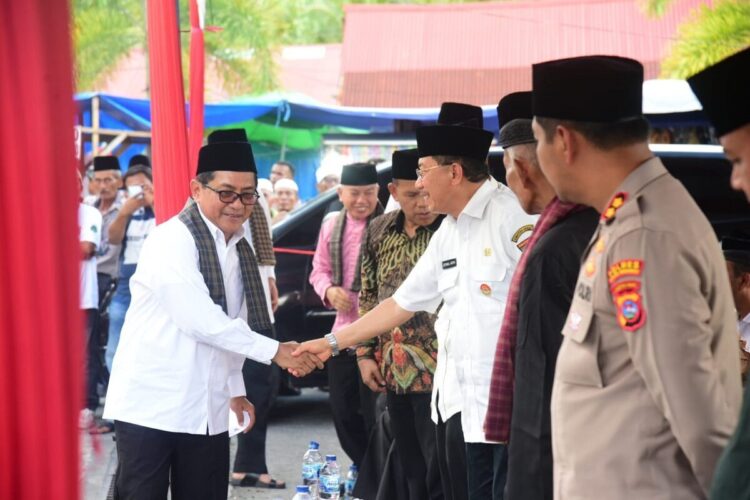 Prosesi Ritual Basapa Dibuka di Masjid Agung Syech Burhanuddin 1 HADIRI PROSESI RITUAL— Bupati Padangpariaman John Kenedy Azis, salami para tamu saat menghadiri prosesi ritual basapa di halaman Masjid Agung Syech Burhanuddin, Nagari Manggopoh, Kecamatan Ulakan Tapakis.