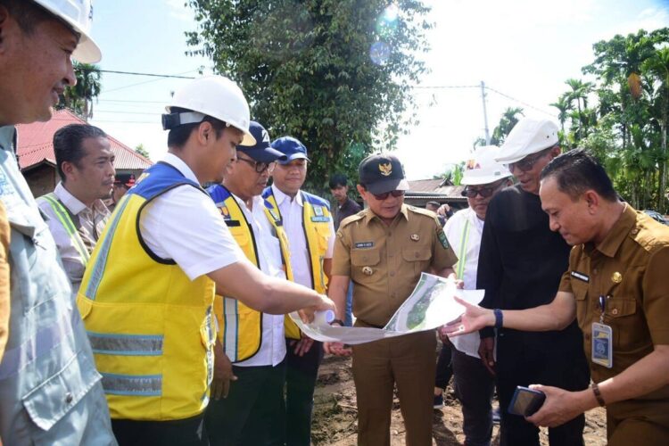 Akhir Tahun 2025, Normalisasi Sungai Batang Anai Tuntas 1 NORMALISASI SUNGAI BATANG ANAI— Bupati Padangpariaman John Kenedy Azis, saat melakukan peninjauan proyek normalisasi sungai Batang Anai.