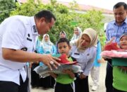 Wako Pariaman Serahkan Bantuan Seragam SD di Empat Kecamatan