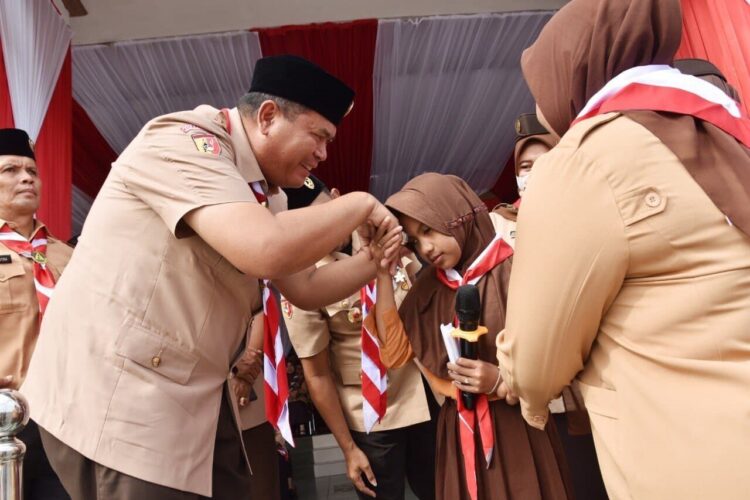 PENAMPILAN ANGGOTA PRAMUKA— Wali Kota  Pariaman Yota Balad memberi ucapan selamat dan salaman dengan anak pramuka SLB.