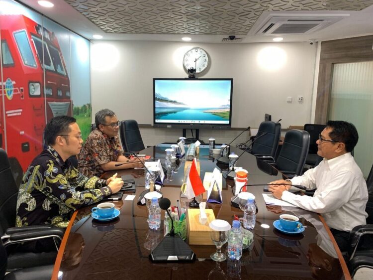 Bupati JKA Kunjungi Direktorat Jenderal Perkeretaapian 1 DIALOG— Bupati Padangpariaman, John Kenedy Azis, melakukan kunjungan kerja ke Direktorat Jenderal Perkeretaapian (DJKA), dalam rangka menindaklanjuti permohonan bantuan barang bongkaran sebagai pagar untuk mendukung pelaksanaan Pacu Kudo Gubernur Sumbar Cup, yang direncanakan digelar Oktober mendatang di Padangpariaman.