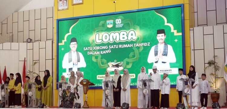 Kiat Mengfapal Quran dari Guru Tahfidz Solok Selatan 1 BERSAMA—Para pemenang hafidz dan hafidzah terbaik demi mencetak generasi mudaga Quran foto bersama.