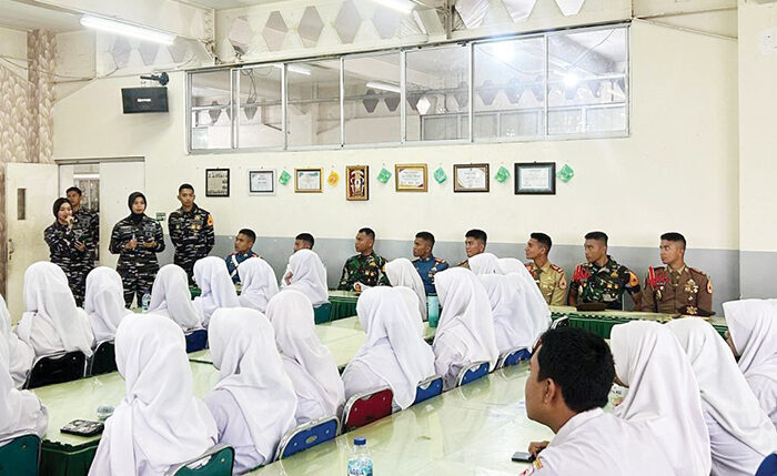 Kedatangan Taruna AL, Motivasi Generasi Muda Cinta Bahari 1 EDUKASI SISWA—Taruna dan Taruni Angkatan Laut memberikan edukasi kepada siswa SMA 1 dan SMA 2 Padang untuk lebih mencintai bahari, Senin (11/8).