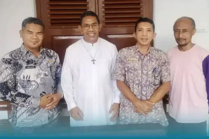 Upaya Merespon Insiden Intoleransi Terbaru, Kemenag Silaturahmi dengan Pastor Paroki 1 FOTO BERSAMA— Kementerian Agama Sawahlunto (Kemenag) melaksanakan pertemuan silaturahmi dengan Pastor Paroki St. Barbara, P. Fransiskus, di Gereja Santa Barbara, Sawahlunto. Acara yang dihadiri oleh Kasubbag Mustatir dan Kasi PD Pontren Zulfahmi ini berlangsung penuh keakraban dan tata krama saling menghormati.