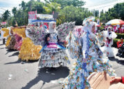 Pelajar Agam Unjuk Kreativitas di Pawai Alegoris, Sulap Limbah Menjad i Busana Indah
