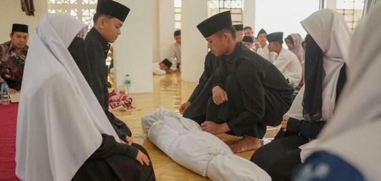 Perlombaan Shalat Jenazah di Solsel, Membangun Mental dan Kepedulian Sejak Dini 1 LOMBA SHALAT JENAZAH— Para peserta saat pelaksanaan prosesi jenazah di Kabupaten Solok Selatan.