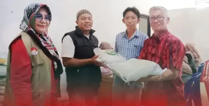 Bansos Tidak Tepat Sasaran, Warga Bisa Dilaporkan ke Kanal Aduan “Lapor Warga” 1 SERAHKAN BANSOS— Pemerintah Kota Padang Panjang terus menyalurkan bantuan sosial (bansos) bagi masyarakat yang membutuhkan. Baik bansos berbasis Data Tunggal Sosial dan Ekonomi Nasional (DTSEN) maupun bantuan lain seperti dari Baznas.