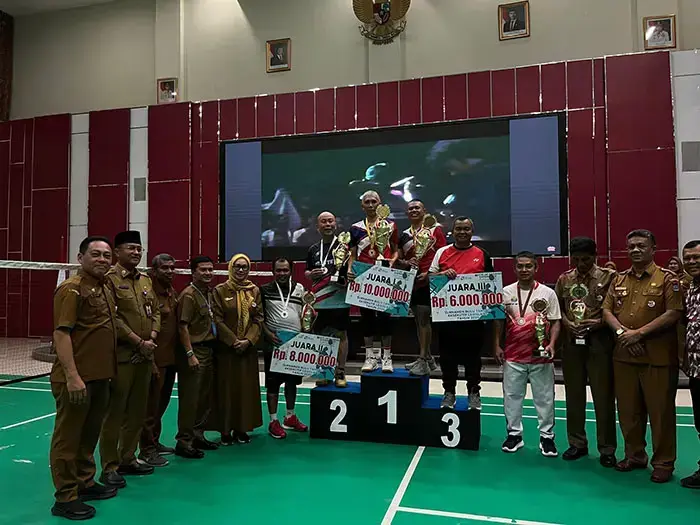 Meriahkan HJK Padang ke-356, Well of Sanora/Alfiadi Juara Turnamen Badminton Eksekutif-Legislatif 1 PENYERAHAN HADIAH— Pasangan ganda putra Well of Sanora/Alfiadi berhasil keluar sebagai juara pada final Turnamen Bulutangkis Eksekutif–Legislatif yang digelar dalam rangka memeriahkan Hari Jadi Kota (HJK) Padang ke-356.