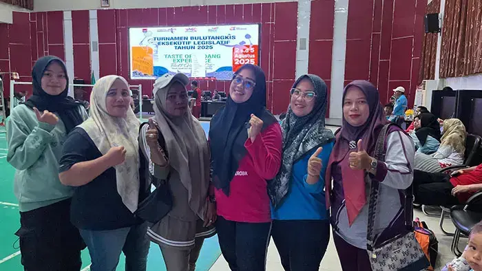 Penonton Ikut Rasakan Euforia Turnamen Bulutangkis Eksekutif–Legislatif 2025 1 DUKUNGAN SUPORTER— Turnamen Bulutangkis Eksekutif–Legislatif 2025 dalam rangka Hari Jadi Kota Padang ke-356 berlangsung meriah dan kompetitif. Antusiasme tidak hanya terlihat dari para peserta yang berlaga di lapangan, tetapi juga dari para penonton yang hadir untuk menyaksikan langsung setiap pertandingan.