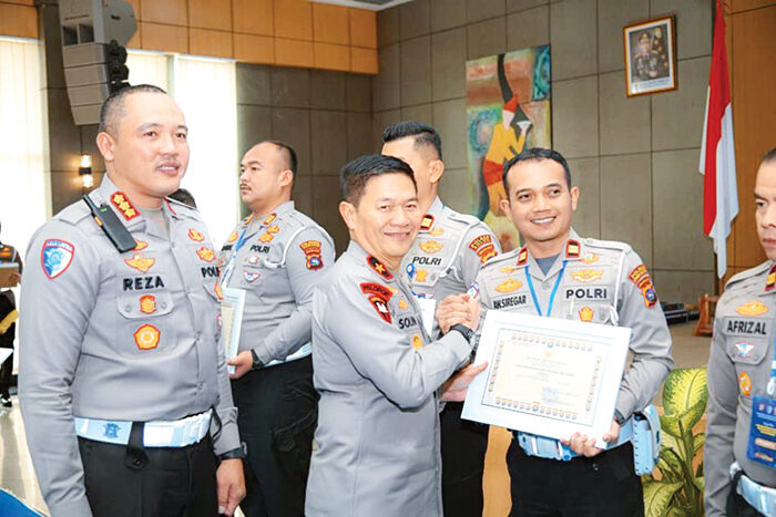 Sukses dalam Capaian Target PNBP, Plt Kasat Lantas Pessel Terima Penghargaan Kapolda Sumbar 1 TERIMA PENGHARGAAN— Plt Kasat Lantas Polres Pessel, Iptu Asphari Wahyu Siregar saat menerima piagam penghargaan dari Kapolda Sumbar, Irjen Pol Gatot Tri Suryanta yang diserahkan Wakapolda Sumbar, Brigjen Pol Solihin pada Rakernis Fungsi Lantas tahun 2025.