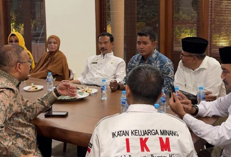 Bupati Solok Jon Firman Pandu Sebut, IKM Ujung Tombak Pembangunan Rantau dan Kampung Halaman 1 PERTEMUAN PERANTAU—Bupati Solok, Jon Firman Pandu saat melakukan pertemuan
dengan Ikatan Keluarga Minang (IKM)