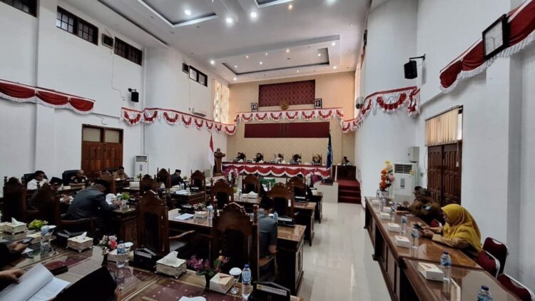 Wali Kota dan Unsur Pimpinan DPRD, Teken Nota Kesepakatan Tentang Rancangan Perubahan KUA dan Rancangan Perubahan PPAS APBD 1 PARIPURNA—Terlihat suasana rapat paripurna DPRD Kota Sawahlunto tentang Penandatanganan Nota Kesepakatan tentang Rancangan Perubahan KUA dan Rancangan Perubahan PPAS APBD Tahun Anggaran 2025 Kota Sawahlunto.