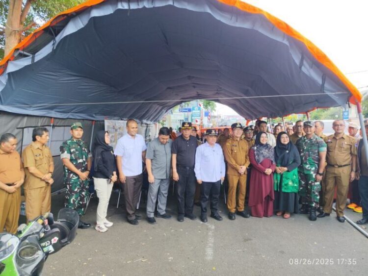 Wako Payakumbuh Pastikan Relokasi Sementara Pedagang Korban Kebakaran 1 TINJAU PASAR PUSAT— Wali Kota Payakumbuh dr. Zulmaeta bersama Wakil Wali Kota, Wakil Ketua DPRD, Forkopimda, dan Sekda Kota Payakumbuh meninjau beberapa titik yang direncanakan sebagai lokasi relokasi sementara pedagang Pasar Pusat Payakumbuh.