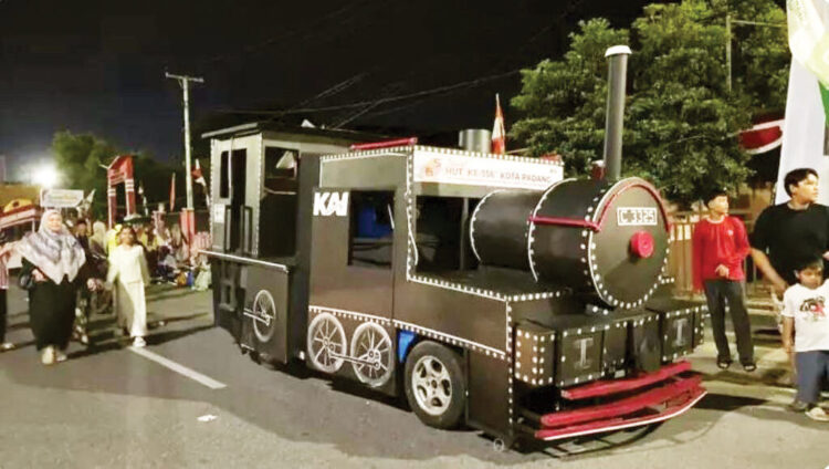 KAI Divre II Sumbar Meriahkan HJK Padang Lewat Replika Mak Itam 1 REPLIKA MAK ITAM— PT KAI (Persero) Divre Regional II Sumbar, turut hadir memeriahkan HJK Padang ke-356 Kota Padang melalui Festival Telong-Telong, Rabu malam (6/8).