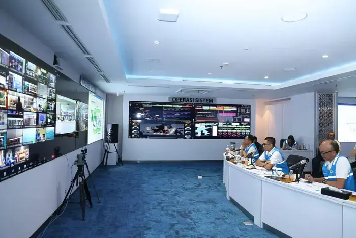 PLN Melesat ke Fortune Global 500, Digitalisasi dan Beyond kWh jadi Kunci 1 RAPAT—Direktur Utama PLN, Darmawan Prasodjo saat melakukan rapat dengan jajarannya.