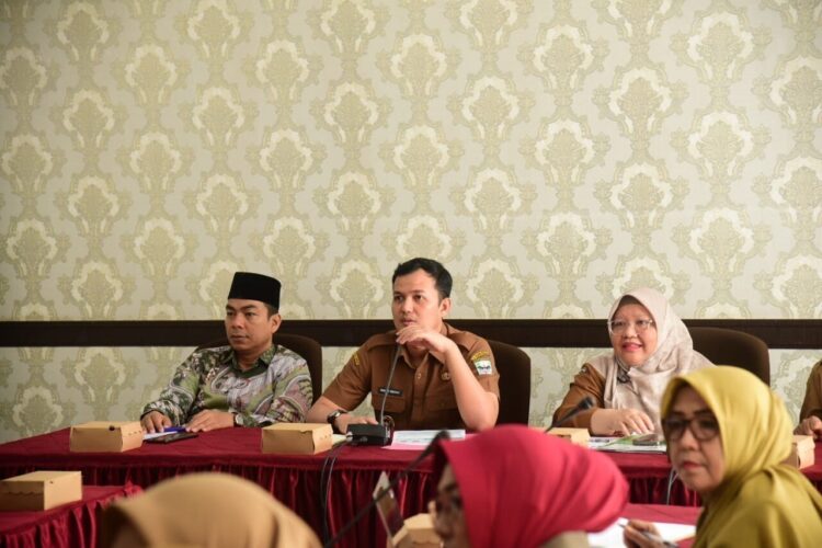 Pemkab Padangpariaman Jalani Verifikasi KKS Tahun 2025 1 Verifikasi KKS Tahun 2025— Wakil Bupati Padangpariaman, Rahmat Hidayat, didampingi Kepala Bapelitbangda Azwarma hadiri meeting dari dua lokasi daal kegiatan Verifikasi KKS Tahun 2025.