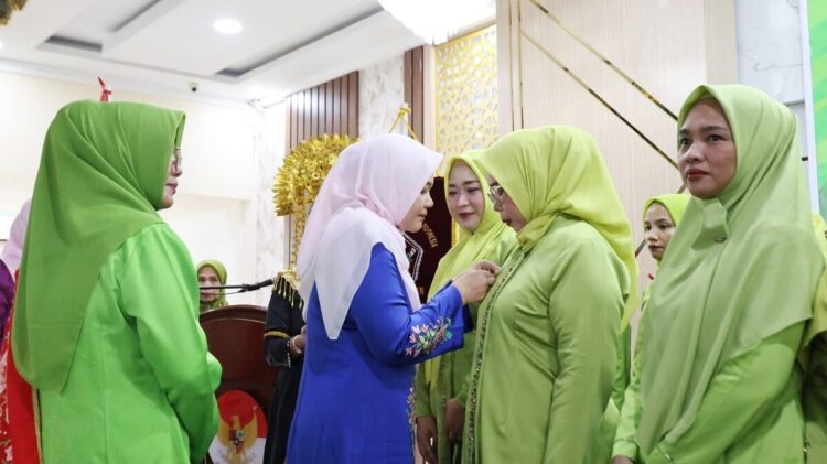 Pengurus Harpi Melati Pariaman Diminta Solid dan Bermanfaat Bagi Masyarakat 1 PELANTIKAN— Ketua GOW Kota Pariaman, Ny. Dina Mulyadi saat melantik Pengurus DPC Himpunan Ahli Rias Pengantin Indonesia (HARPI) Melati Kota Pariaman periode 2025-2030, di Balairung Rumah Dinas Wali Kota Pariaman.