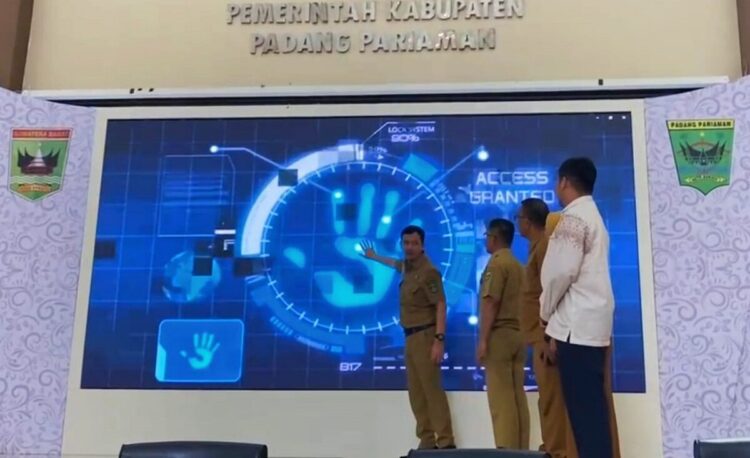 Pemkab Padangpariaman Luncurkan Gerakan Petani Milenial 1 RESMIKAN PETANI MILENIAL— Wakil Bupati Padangpariaman, Rahmat Hidayat tekan tombol bertanda diresmikannya Gerakan Petani Milenial.