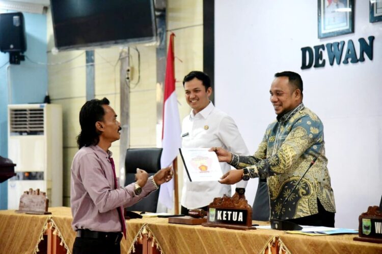 Nota Penjelasan Rancangan Perubahan APBD Tahun Anggaran 2025, Seluruh Fraksi DPRD Sampaikan Pandangan 1 PENYAMPAIAN PANDANGAN FRAKSI—DPRD Padangpariaman menyerahkan pandangan fraksi terhadap nota penjelasan atas Rancangan Perubahan APBD (RAPBD-P) tahun anggaran 2025 dalam rapat paripurna yang digelar di ruang sidang utama DPRD Padangpariaman.