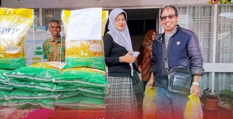 BERAS MURAH— Merayakan Hari Ulang Tahun ke-80 Kemerdekaan Republik Indonesia (HUT RI) Pemerintah bersama Perum Bulog menggelar Gerakan Pangan Murah (GPM) secara serentak di 7.285 kecamatan se-Indonesia, Sabtu (30/8).