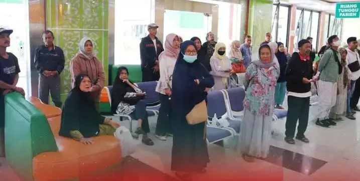 Teguhkan Semangat Kebangsaan, Indonesia Raya Berkumandang Setiap Pukul 10.00 WIB di Kantor OPD 1 LAGU KEBANGSAAN—Terlihat sejumlah ASN di Padang Panjang berdiri saat lagu Kebangsaan Indoiesia Raya dikumandangkan setiap pukul 10.00 WIB.