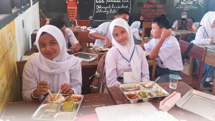 NIKMATI MBG— Sejumlah siswa siswi SMA  di Solsel saat menikmati program makanan gratis dari pemerintah. Sebanyak 4.602 pelajar telah mulai mendapatkan MBG setiap hari, dimulai pada Senin (25/8) lalu.