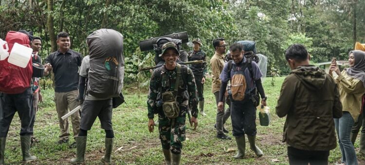 Pemkab Solsel Lepas Tim Tracking Gunung Kerinci via Solsel 1 JALUR TRACKING—Tim gabungan pembersihan jalur tracking Gunung Kerinci via Solok Selatan usai dilepas Sekda Kabupaten Solok Selatan Syamsurizaldi.
