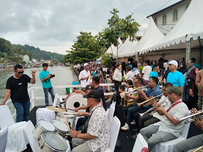 Grup Musik Saiyo Sakato dan Ody Malik Guncang Pesta Rakyat Selaju Sampan 1 MERIAHKAN SELAJU SAMPAN—Grup musik Saiyo Sakato dan penyanyi legendaris asal Padang, Ody Malik hadir untuk memeriahkan pacuan perahu tradisional Selaju Sampan, di Batang Arau, Kecamatan Padang Selatan, Kamis (7/8).