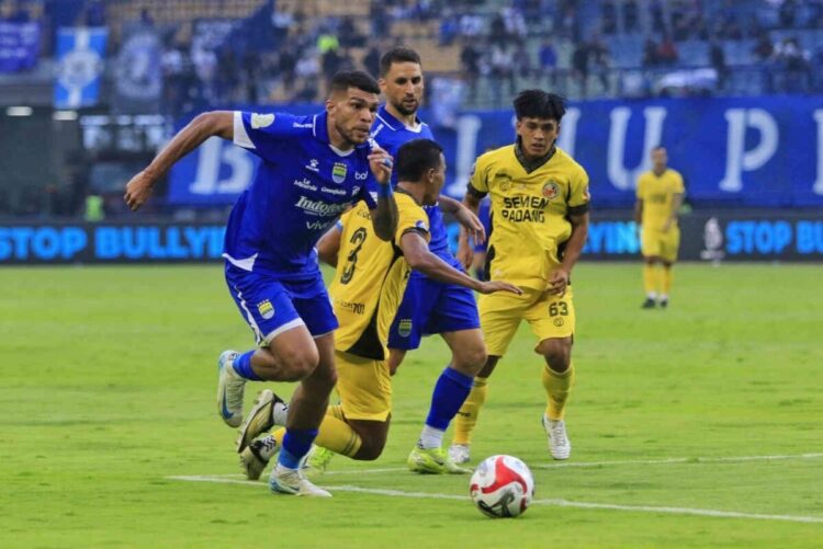 Persib Bandung 2 vs 0 Semen Padang FC,Unggul Penguasaan Bola, Tumpul di Lini Depan 1 KALAH DI LAGA PERDANA— Semen Padang FC harus mengakui keunggulan Persib Bandung dengan skor 0–2 pada laga perdana BRI Super League 2025–2026 di Stadion Gelora Bandung Lautan Api (GBLA), Sabtu (9/8) malam. Meski hasil di Bandung itu tak sesuai harapan, Kabau Sirah enggan larut dalam kekecewaan.